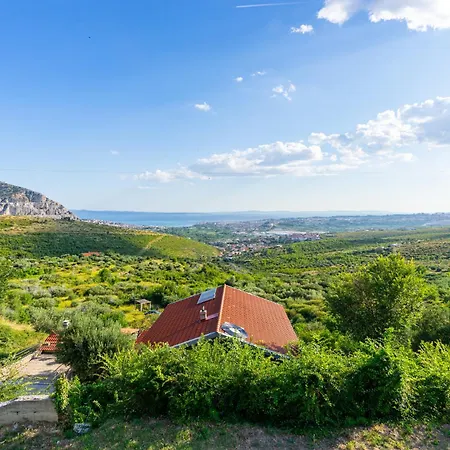 Semesterbostad Olive Garden House In With A View & Bbq