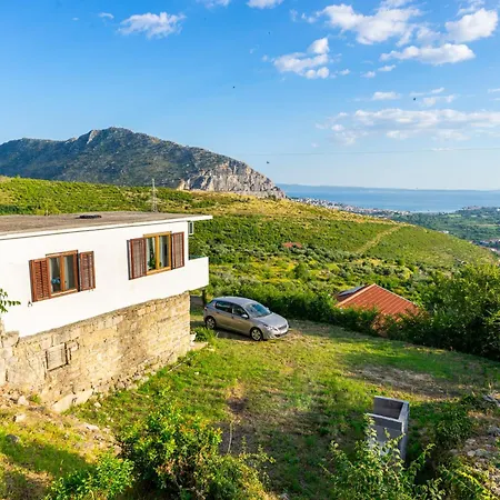 Olive Garden House In With A View & Bbq Prázdninový dům